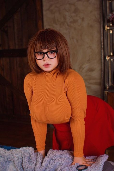 Velma Cosplay, Velma Dinkley, Ex Machina, Cosplay Outfits, Scooby Doo, A Woman, Girl Fashion, Human, Skirt