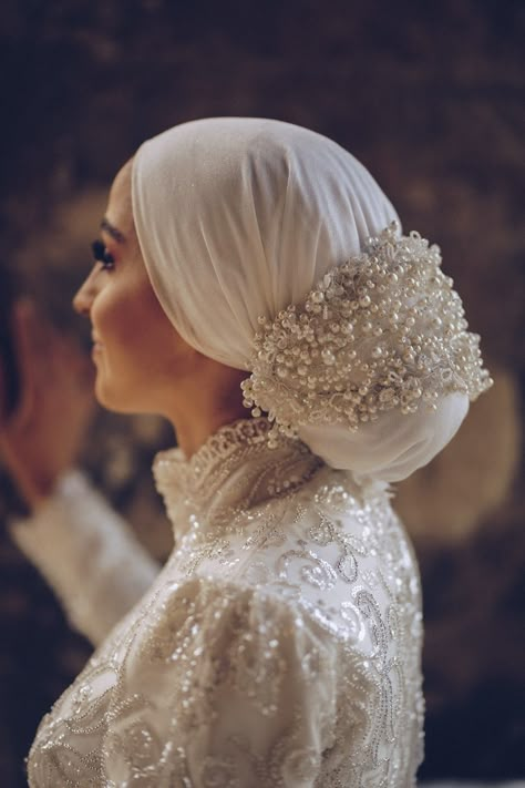 Bridal Turban, Henna Dress, Elegant Long Sleeve Wedding Dresses, Wedding Hijab Styles, Bridal Hijab Styles, Wedding Turban, Hijabi Brides, Wedding Event Dresses, Muslimah Wedding Dress