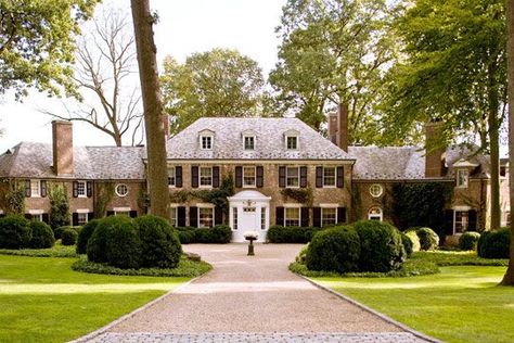 Located in New Jersey’s Morris County just 30 miles northwest of New York City, this neo-Georgian estate had been vacant for 30 years when interior designer Janet Simon and her husband Peter discov… Casas Coloniales, Design Blogs, Georgian Homes, Mansion Interior, House Goals, Brick House, Green Trees, Life Design, Home N Decor