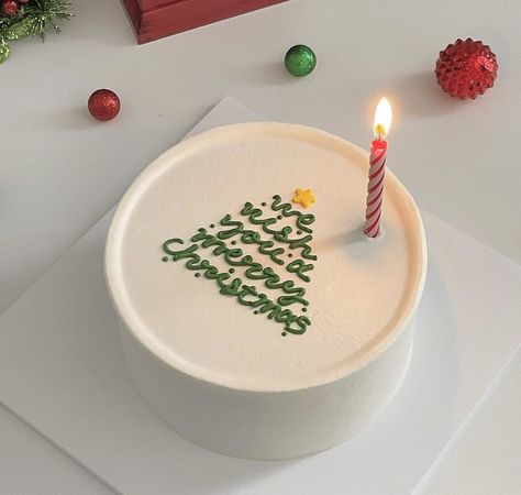 Minimalist Christmas Cake Aesthetic, Minimalist Christmas Cake, Christmas Cake Aesthetic, Oven Ideas, Cake Decorating Frosting, Minimalist Christmas, Christmas Mood, Christmas Cake, Mini Cakes