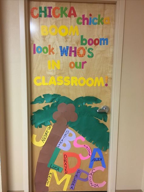 Chicka chicka boom boom look who's in our classroom! New school year, classroom door ☺️ Welcome Door Classroom, Preschool Door Decorations, Welcome To Our Classroom, Welcome To Preschool, Preschool Door, Doodle Bugs, Infant Classroom, Chicka Chicka Boom Boom, School Door Decorations