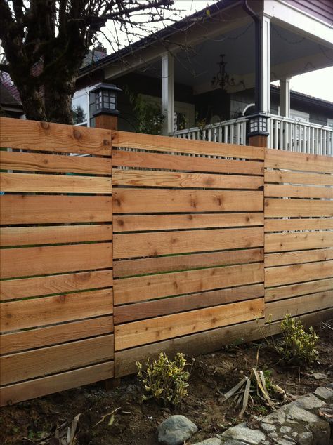 Horizontal fence with various size boards??? Wood Fencing, Fence Plants, Green Fence, Natural Fence, Cheap Fence, Living Fence, Concrete Fence, Brick Fence, Pallet Fence