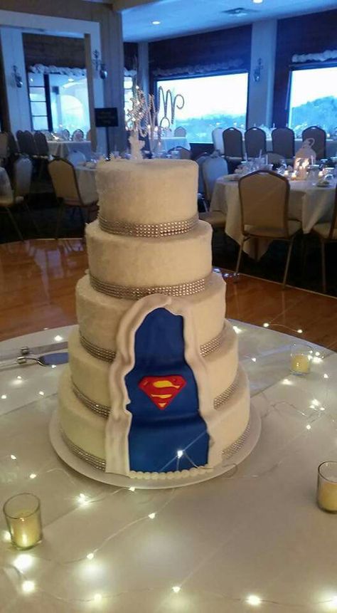 Superman wedding cake Superman Wedding Ideas, Superman Wedding Ring, Wedding Cake Superhero, Captain America Wedding Cake, Wonder Woman Wedding, Superman Wedding Cake, Wedding Cakes Half Batman, Superhero Wedding Cake, Superman Wedding