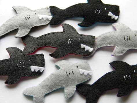 Felt shark hair clips. @Sarah Chintomby Chintomby Rocereta Heller. This made me think of you :) Felt Shark Pattern Free, Felt Shark Template, Hammerhead Shark Sewing Pattern, Needle Felting Shark, Hammerhead Shark Felt, Felt Toys Diy, Felt Hair Accessories, Sharks For Kids, Shark Pattern