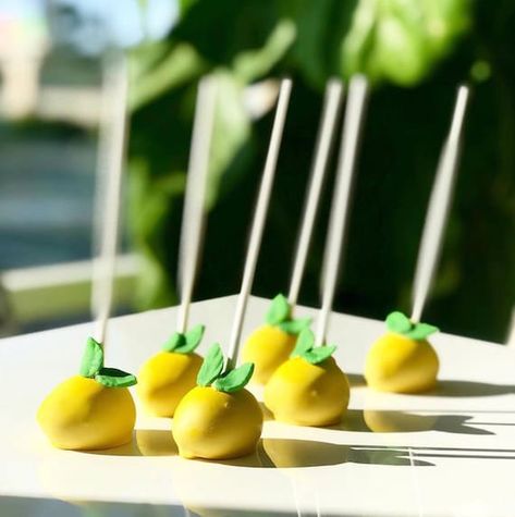 Lemon Cake Pops, Yellow Cake Pops, Cake Pops Birthday, Bee Cake Pops, Lemon Themed Party, Pink Cake Pops, Lemon Treats, Custom Cake Pops, Citrus Cake