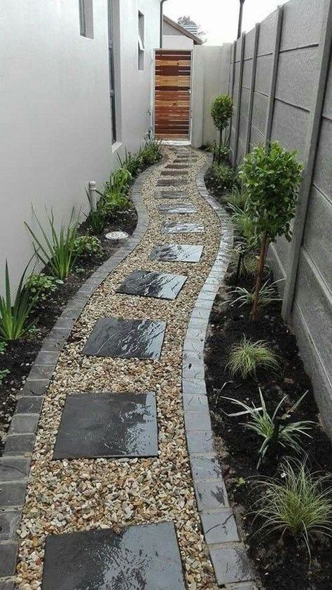 35 Exciting Side House Garden Ideas With Walkway | HomeMydesign Rumah Teres, Taman Diy, Side Yard Landscaping, Side Yards, Small Patio Garden, Desain Lanskap, Garden Walkway, Backyard Garden Design, Pergola Patio