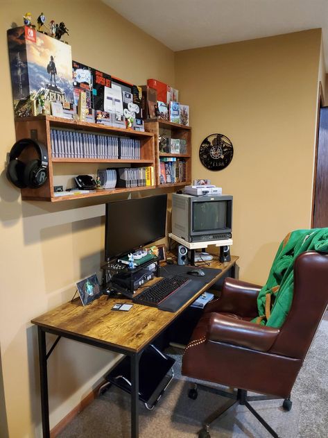 Retro Games Room, Diy Room Decor For Teens, Video Game Rooms, Retro Room, Gaming Room Setup, Gamer Room, Workspace Design, Gaming Desk, Home Office Setup