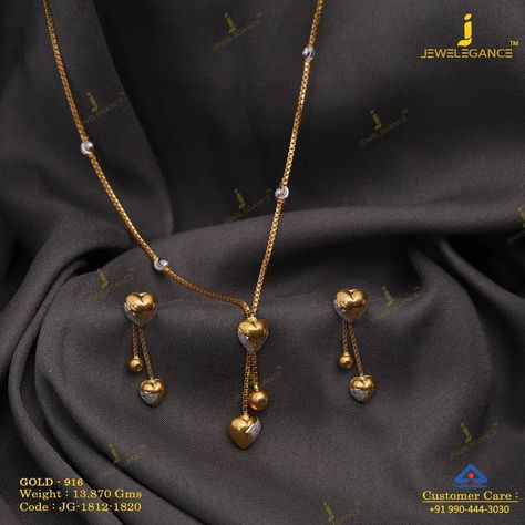 No photo description available. Simple Gold Chains For Women, Antique Gold Pendant Set, Chain Design For Women, Gold Chain Designs For Women, Chain Designs Gold, Pendant Set Gold, Gold Chain Pendant, Locket Necklaces, Gold Jewelry Simple Necklace