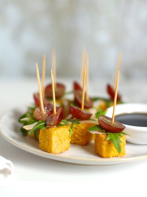 Parmesan Polenta Bites. A bite-size canapé perfect for the festive season, topped with grape and rocket. Stick Appetizers, Polenta Bites, Parmesan Polenta, Best Party Ideas, How To Cook Polenta, Nibbles For Party, Ideas For Food, Food On Sticks, Mini Bites