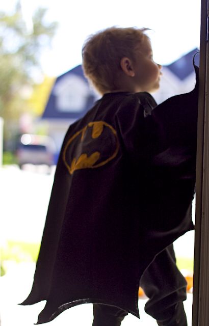 do it yourself divas: DIY: Batman Cape Toddler Batman Costume, Diy Batman, Batman Diy, Batman Cape, Bean Sprout, Batman Party, Black Costume, Sewing Projects For Kids, Batman Movie