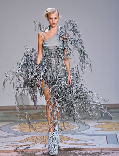 Futuristic dress #fashion Iris Van Herpen Couture, Haute Couture Paris, Sculptural Fashion, Mode Tips, Collection Couture, Iris Van Herpen, 3d Fashion, Weird Fashion, Futuristic Fashion