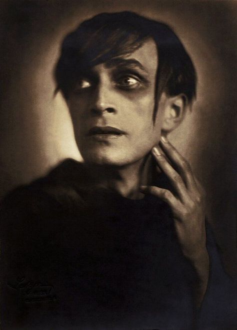 German Expressionism Film, Dr Caligari, Conrad Veidt, German Expressionism, The Cabinet, Silent Movie, Foto Vintage, Vintage Horror, Portrait Shots