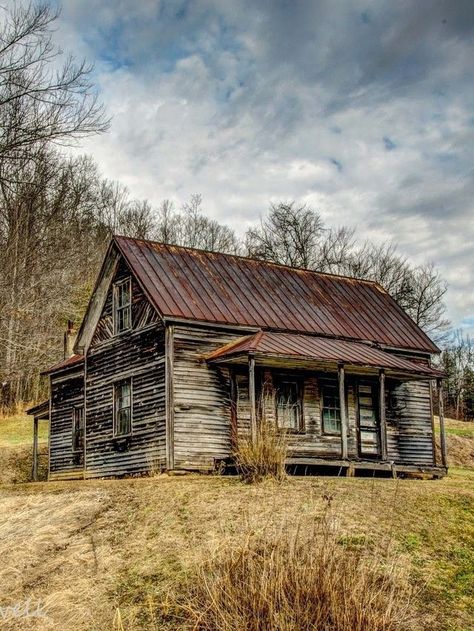 Rusty roof. Cardboard Cottage, Mansion Homes, Old Cabins, Old Abandoned Buildings, Barn Pictures, Old Abandoned Houses, Country Barns, Abandoned House, Abandoned Mansions