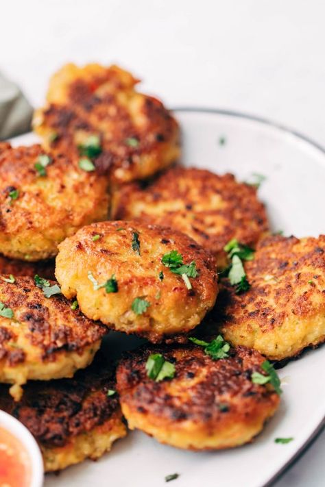 Easy Thai shrimp cakes are so easy to make - the mixture actually gets made in a food processor, and then pan fried till crisp outside. Don't skip the Thai Sweet Chilli Sauce for dipping! These are gluten free and low carb. #prawn #fritters #dinner #healthy #simple #asian Asian Shrimp Cakes, Thai Prawn Cakes, Asian Flair Shrimp Fritters, Thai Shrimp Cakes, Prawn Cakes, Prawns Appetizers, Shrimp Cake Recipe, Shrimp Video, Shrimp Cake