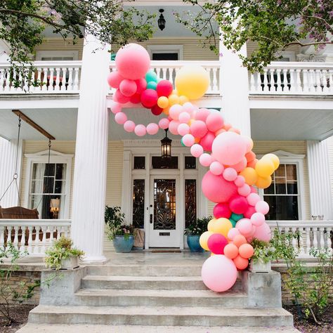 THAT BALLOON GIRL on Instagram: “PATIO party!! Front door garlands are perfect for your guests that plan on stopping by the house during these quarantine celebrations…” Balloon Arch Over Doorway, Door Balloon Garland, Front Door Balloon Garland, Mormon Prom, Wedding Ballons, Baloon Garland, Night To Shine, Welcome Signs Front Door, Big Doors