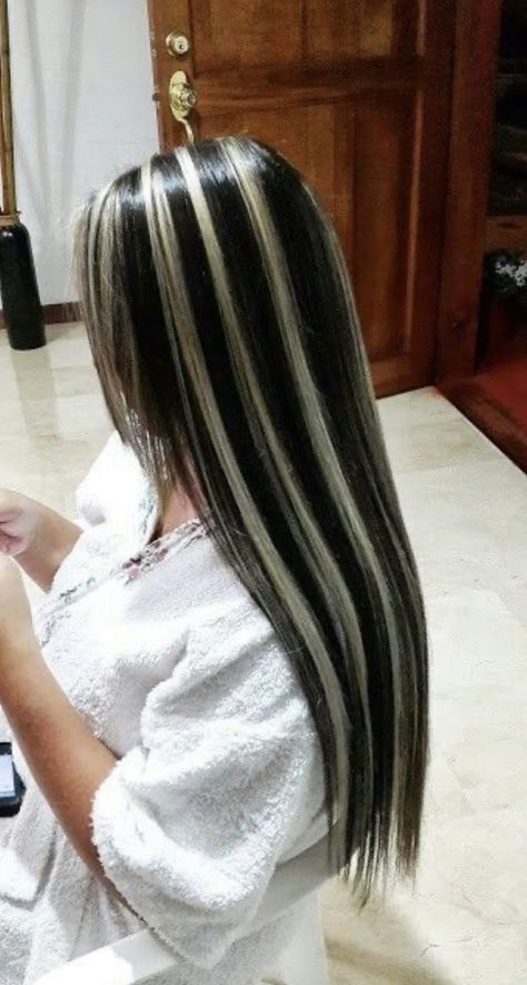 Long Hair Chunky Highlights, Black Hair With Blonde Highlights Y2k, Black Hair With Blonde Highlights, Skunk Hair, Blonde Highlights On Dark Hair, Boosting Confidence, Short Hair Highlights, Pink Blonde Hair, Fotos Ideas