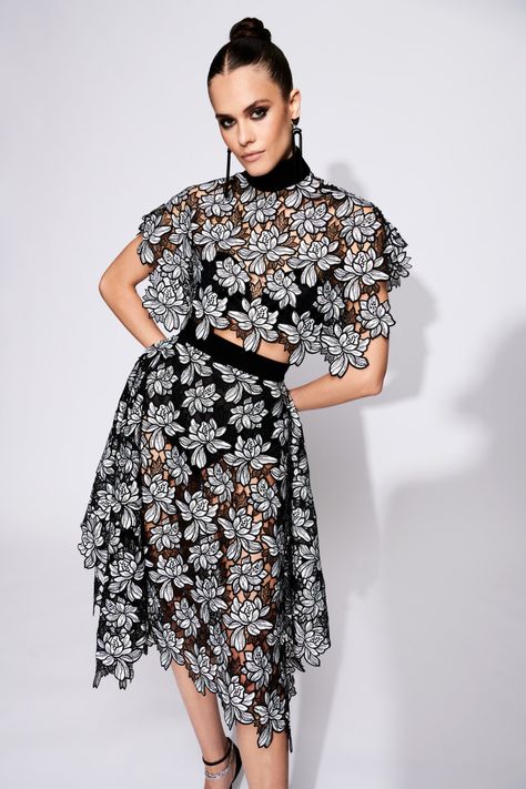 Cape Top, Pre Fall 2023, Lace Cape, Cape Tops, Pre Fall Collection, Column Dress, Runway Trends, Christian Siriano, 2023 Collection