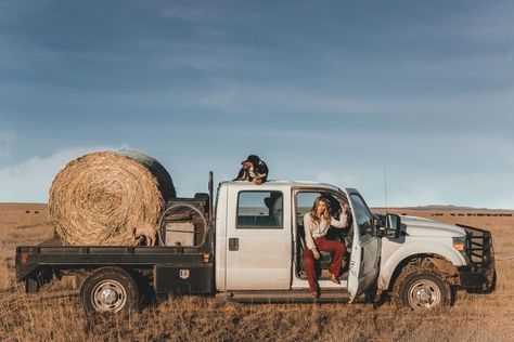 Ranch Truck, Farm Family Pictures, Foto Cowgirl, Stock Trailer, Cowboy Life, Hats Western, Rodeo Time, Country Vibes, Southern Boys