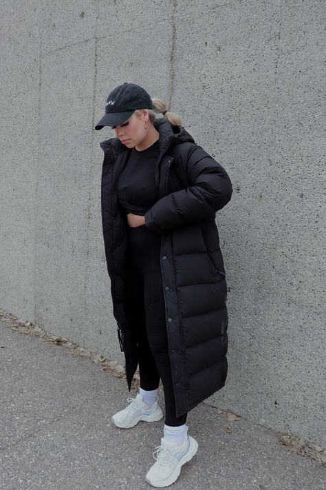 Long Puffer Coat Street Style, Black Long Puffer Jacket Outfit, Warehouse Outfits, Munich Outfits, Puffer Coat Street Style, Long Puffer Jacket Outfit, Long North Face Jacket, Black Puffer Jacket Outfit, Parka Outfit