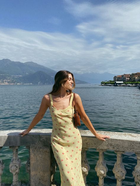 Lake Como Summer Aesthetic, Italian Lake Aesthetic, Como Italy Photo Ideas, Summer Dress Photo Ideas, Lake Como Italy Outfit Summer, Lake Como Aesthetic Outfits, Lake Como Summer Outfit, Lake Como Photo Ideas Instagram, Italy Summer Aesthetic Outfits