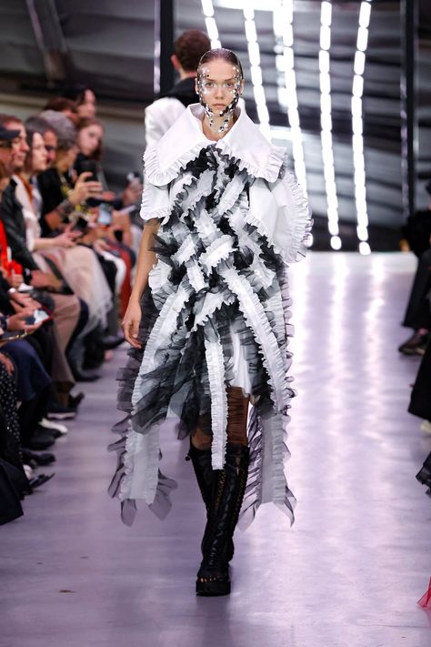 Noir Kei Ninomiya Ready To Wear Spring Summer 2024 Paris – NOWFASHION Dover Street Market London, Noir Kei Ninomiya, Kei Ninomiya, Spring Summer 2024, Large Fashion, White Fashion, Y2k Fashion, Fashion Details, Summer 2024