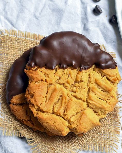 Close up view of chocolate dipped peanut butter cookies. Dipped Peanut Butter Cookies, Crunchy Peanut Butter Cookies, Chocolate Peanut Butter Frosting, Peanut Butter Dip, Soft Peanut Butter Cookies, Chocolate Dipped Cookies, Italian Chocolate, Easy Peanut Butter Cookies, Chewy Peanut Butter Cookies