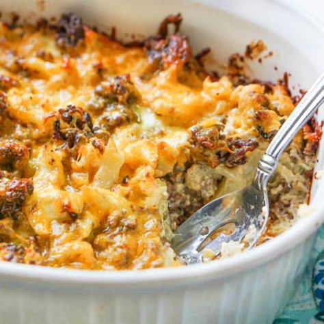 Keto Cauliflower & Cheeseburger Casserole - This keto cauliflower & cheeseburger casserole is pure comfort food. Make a big pan and freeze individual servings for a quick low carb lunch. Only 1.9g net carbs per serving. #ketorecipes #lowcarbrecipes #casserole #comfortfood #groundbeef #cheeseburger #hamburger Beef And Cauliflower Rice, Low Carb Cheeseburger Casserole, Cauliflower Rice Casserole, Cheesy Ground Beef, Cauliflower Casserole Recipes, Free Keto Meal Plan, Lemon Dessert, Cheeseburger Casserole, Cauliflower Casserole