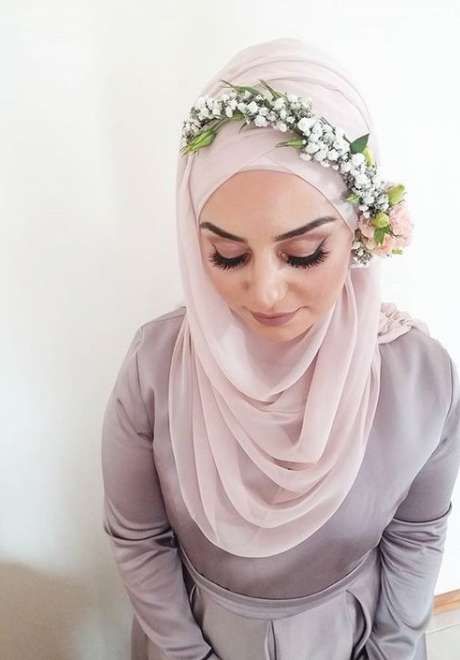 Floral Crowns for Bridal Hijab 7 Crown On Hijab, Beau Hijab, Hijabi Wedding, Hijab Styling, Bridal Hijab Styles, Wedding Hijab Styles, Hijab Accessories, Hijabi Brides, Muslimah Wedding Dress