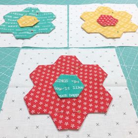 Bee In My Bonnet: Mama's Flower Garden Quilt Tutorial! Hexie Quilts Patterns, Grandmothers Flower Garden Quilt, Free Quilt Tutorials, Hexagon Patchwork, Grandmothers Flower Garden, Flower Garden Quilt, Hexie Quilt, English Paper Piecing Quilts, Quilting Designs Patterns