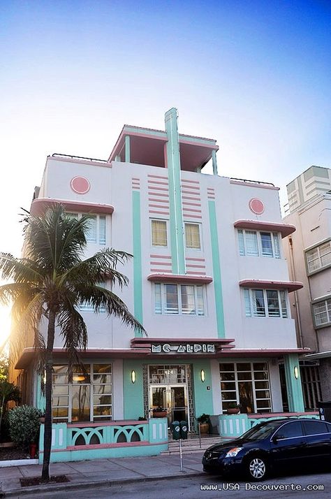 Miami Beach: The McAlpin Hotel, at 1424 Ocean Drive Miami, built by L. Murray Dixon in 1940. Miami glitz - love all the art deco hotels. Hotels in Ocean Drive! Vaporwave House, Retro House Exterior, Art Deco Miami, Art Deco Exterior, Art Deco Houses, Band Shoot, Ocean Drive Miami, Beach Art Deco, Miami Beach Hotels