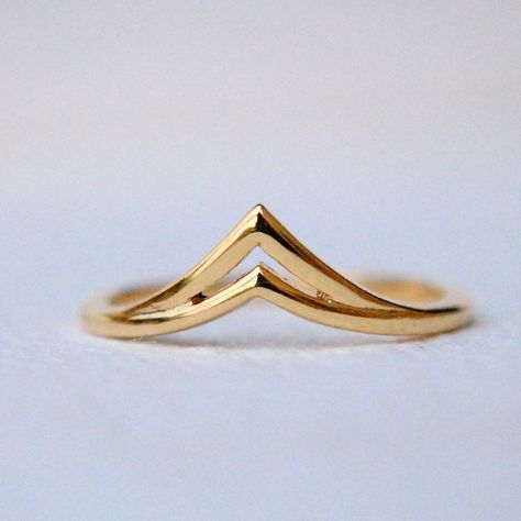 Simple Gold Band Ring, New Ring Designs Gold, Stacking Rings Ideas, Simple Promise Ring, Gold Ring Band, Promise Rings Simple, V Ring, Gold Finger Rings, Stackable Wedding Bands