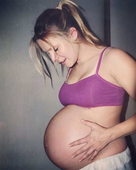 kristen bell on Instagram: “Going through old pictures😊😊😊👶👶👶” Pregnant Belly Huge, Huge Pregnant, Pregnant Celebrity, Pregnant Actress, Pregnant Women Fashion, Pregnant Bellies, Big Pregnant, Pregnancy Belly Photos, Deborah Ann Woll