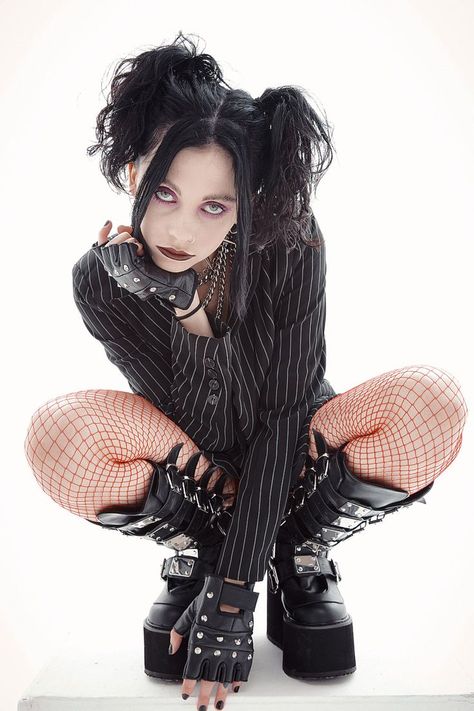 Goth Poses Drawing, Human Refrences Pose Drawing, Refrences Photos Female Aesthetic, Gothic Poses Fashion Photography, Punk Art Reference, Punk Pose Reference Drawing, Punk Reference Photo, Pose Reference Photo Anatomy Dynamic, Goth Fashion Photography