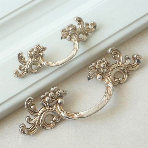 1.75''2.5 Antique Silver Dresser Knobs Pulls Shabby Chic Drawer Pull Handles Knob Kitchen Cabinet Handles Pull Knob Furniture Pulls 44 64mm - Etsy Commode Shabby Chic, Shabby Chic Drawer Pulls, Shabby Chic Drawers, Silver Dresser, Vintage Drawer Pulls, Dresser Knobs And Pulls, Dresser Drawer Pulls, Kitchen Knobs, Vintage Drawers