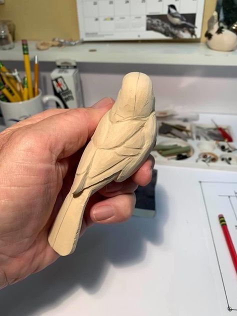 Wooden Bird Carving, Diy Crafts Wood, Tre Kunst, Dremel Carving, Simple Wood Carving, Wood Carving For Beginners, Dremel Wood Carving, Bird Carving, Chip Carving