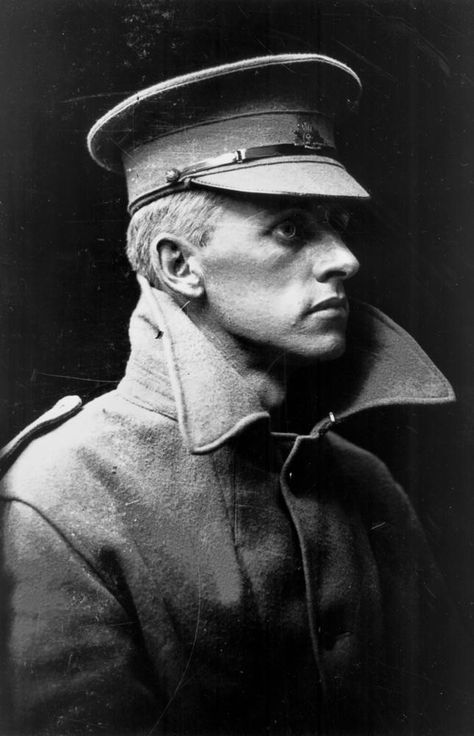 Soldier Portrait Photography, Ww1 Portraits, Soldier Portrait, Australian Soldier, Wwi Soldier, Most Famous Photographers, Shadow Portraits, Ww1 Soldiers, 얼굴 드로잉