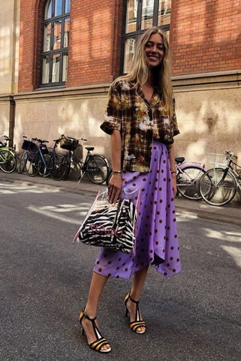 Copenhagen fashion week street style: Emili Sindlev wears Ganni skirt and Nunoo bag Street Style Skirt, Copenhagen Fashion Week Street Style, Moda Do Momento, Copenhagen Fashion, Shein Outfits, Copenhagen Style, Copenhagen Fashion Week, Cooler Look, Street Style Trends