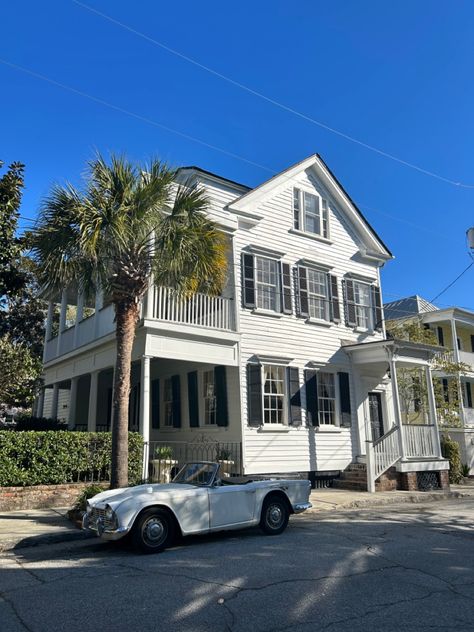 Charleston Aesthetic Vintage, Charleston South Carolina Apartments, House In South Carolina, Homes In Charleston Sc, South Carolina Apartments, Charleston House Aesthetic, Houses In Charleston Sc, Beaufort South Carolina Aesthetic, Charleston Aesthetic Home