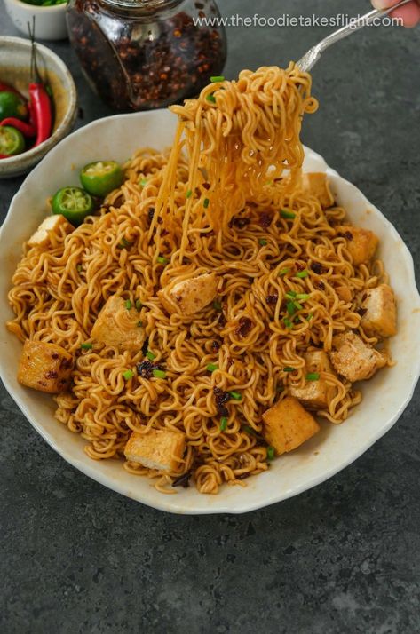 Lucky Me!-Style Chilimansi Instant Pancit Canton Noodles - The Foodie Takes Flight Pancit Canton Recipe, Canton Noodles, Pancit Canton, Easy Filipino Recipes, Student Recipes, Vegan Asian, Asian Inspired Dishes, Lucky Me, Homemade Chili