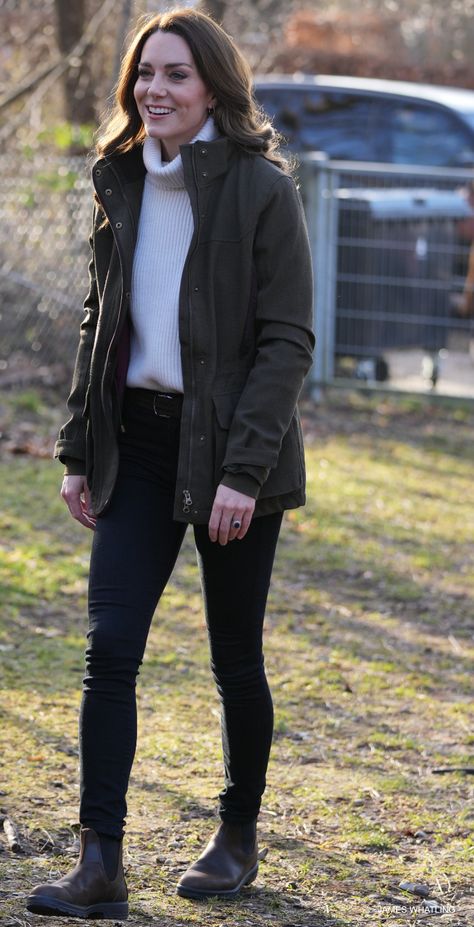 Kate Middleton wears the Blundstone Chelsea Boots Blundstone Outfit Women, Blundstone Boots Women, Blundstone Women Outfit, Blundstone Outfits, Brown Chelsea Boots Outfit, Blundstone Outfit, Blundstone Women, Kate Middleton Style Outfits, Tom Girl