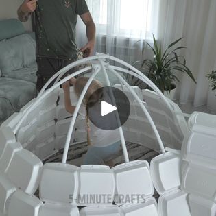 Indoor Igloo Diy, Diy Igloo Decoration, Igloo Christmas Decorations, Diy Igloo Craft, Diy Igloo Indoor, How To Make An Igloo, Diy Igloo, Build An Igloo, Igloo Craft