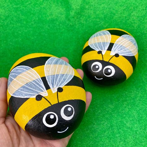 Bowling Ball Art, Beach Rock Art, Bee Rocks, Crafts 2024, Painted Pavers, Ladybug Rocks, Garden Rock Art, Mandala Painted Rocks, Stone Art Painting