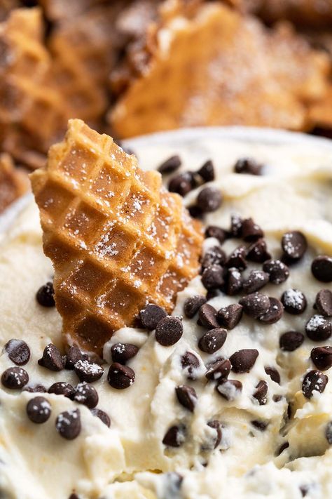 close up of waffle cone chip dipping into cannoli filling Cannoli Cream Recipe, Cannoli Dip Recipe, Easy Cannoli, Crunchy Chocolate Chip Cookies, Italian Cannoli, Pizzelle Cookies, Cannoli Dip, Cannoli Filling, Waffle Bowl