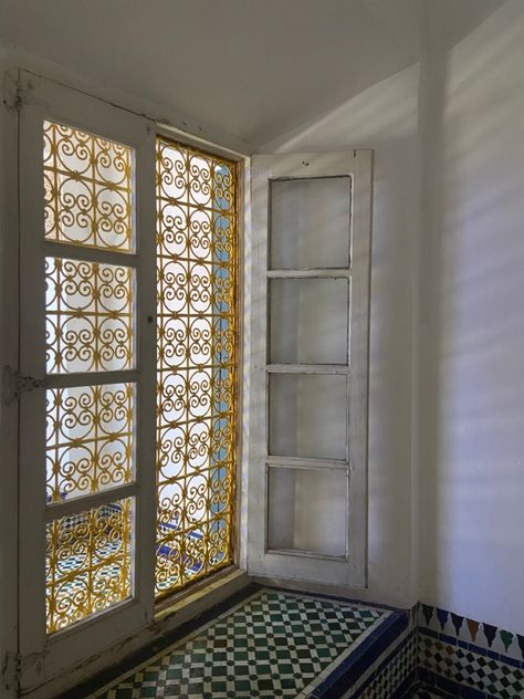 Moroccan Windows, Courtyards Ideas, Marrakech Architecture, Moroccan Window, Arab Architecture, Window Grills, Studio Apartment Living, Courtyard House Plans, Window Grill