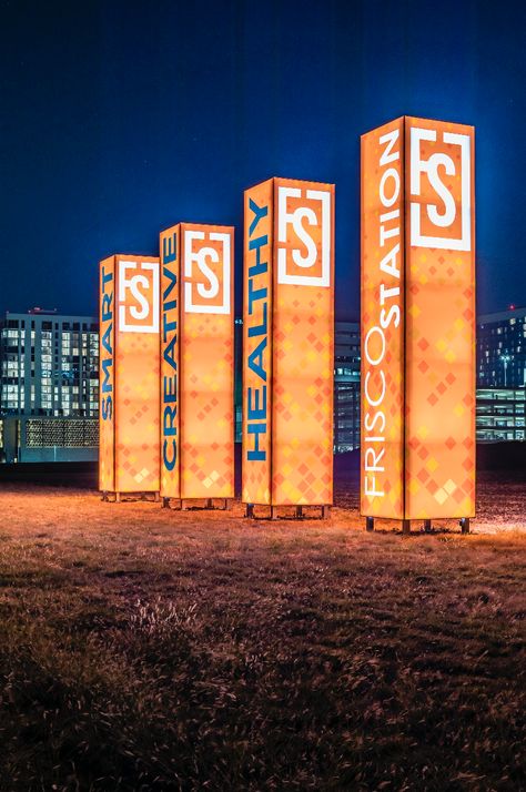 Located in Frisco, Texas, this 242-acre masterplanned campus provides a blend of office, retail, residential, and hospitality space, accessible to users via an integrated park and trail system. Successful navigation of Frisco Station’s myriad of uses and recreational options needed to be legible and distinctly branded. RSM Design created a pedestrian and vehicular wayfinding system that reinforced Frisco Station’s vibrant and modern brand rooted in wellness and activity. Exterior Monument Signage, Exterior Signage Design Entrance, Monument Signs Entrance Design, Monument Signage Design, Signage Design Outdoor Entrance, Signage Design Exterior, Exterior Signage Entrance, Outdoor Signage Design, Signage System Design