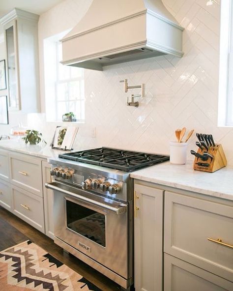 Kitchen essential tips + picks on Beckiowens.com today! Love these kitchen details -- light gray cabinets, marble + herringbone combo via @southernweddings Backsplash Herringbone, Backsplash With White Cabinets, Fixer Upper Kitchen, Light Gray Cabinets, Herringbone Backsplash, Classic Kitchen, Trendy Kitchen, Kitchen Redo, Counter Tops