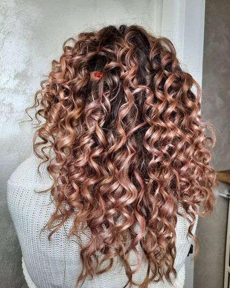 Wella Professionals no Instagram: “One word: OBSESSED 🤩 We absolutely adore this curly look by stylist @parrucchiero using our NEW #ColorFreshMask in #GoldenGloss 🧡…” Dark Hair With Rose Gold, Color Fresh Mask, Blonde Highlights Curly Hair, Curly Hair Pictures, Dark Brown Hair With Highlights, Balayage Hair Caramel, Highlights For Dark Brown Hair, Rose Gold Highlights, Brown Hair With Caramel Highlights