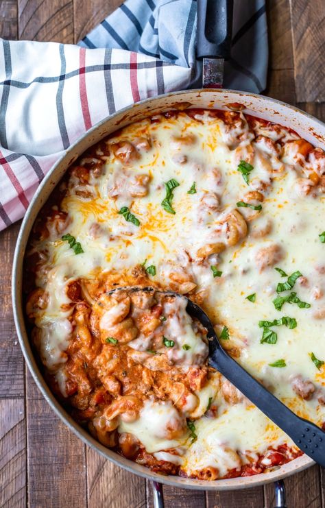 This easy one-skillet lasagna is a quick, delicious dinner that is made in less than half the time of traditional lasagna and cooks entirely in one skillet. Skillet Lasagna With Cream Cheese, Skillet Lasagna With Ricotta, One Skillet Lasagna, Recipes Supper, Quick Ground Beef Recipes, Skillet Lasagna Recipe, Skillet Lasagna, Traditional Lasagna, Making Dinner