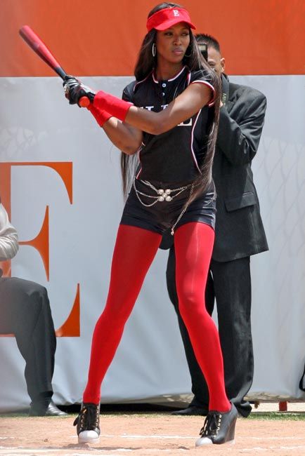 Temper, what temper! No, Naomi's not on the warpath. 'Babe' Campbell wields a baseball bat during filming for an Ugly Betty episode. #naomicampbell #2008 Ugly Betty Costume, Amanda Ugly Betty Outfits, Ugly Betty Aesthetic, Ugly Betty Outfits, Campy Fashion, Betty Aesthetic, 2005 Fashion, Character Fashion, Ugly Betty