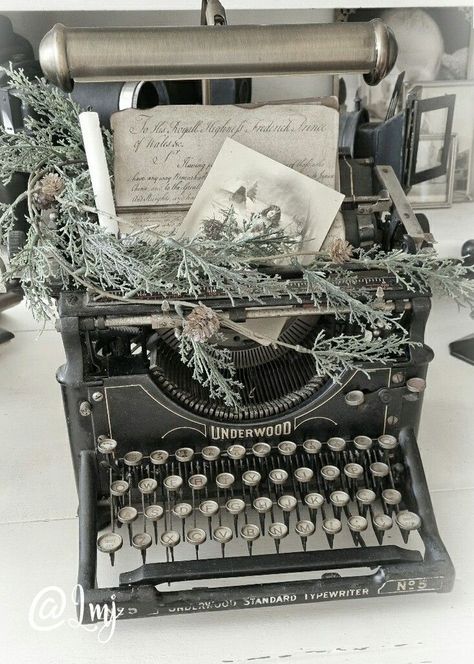 Typewriter Ideas, Typewriter Decor, Vintage Markets Display, Country Entryway, Vintage Store Displays, Christmas Cabin, Old Office, Antique Typewriter, Home Library Design